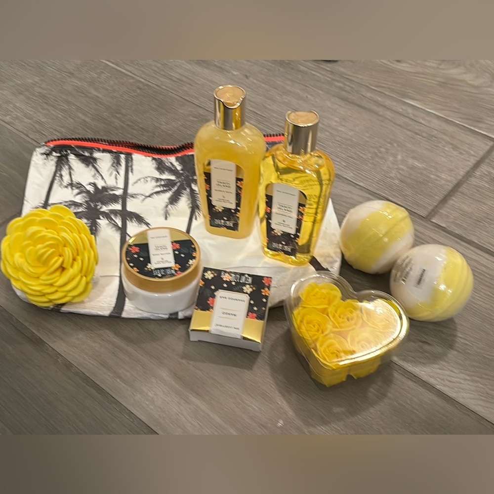 New! Never been used! Bath and spa gifts with Aloha Collection bag.